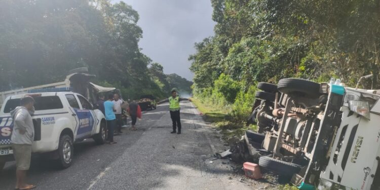 Tabrakan Dump Truk Jalan Sidikalang-Medan, Tiga Orang Luka-luka