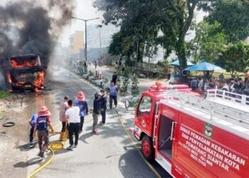 Bus Nice Trans terbakar di Pematang Siantar. Disdamkarmat dan STTC bersinergi padamkan api, dugaan korsleting AC, kerugian materiil Rp700 juta.