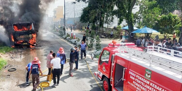 Bus Nice Trans Terbakar, Disdamkarmat dan STTC Bersinergi Padamkan Api: Kerugian Capai Rp700 Juta Bus Nice Trans terbakar di Pematang Siantar. Disdamkarmat dan STTC bersinergi padamkan api, dugaan korsleting AC, kerugian materiil Rp700 juta.