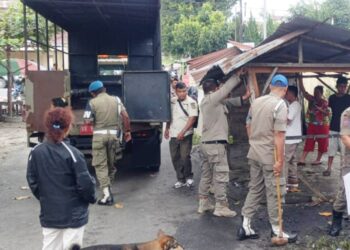 Satpol PP Pematang Siantar membongkar dua kios ilegal di Jalan Rakutta Sembiring, dipimpin Kepala Satpol, Pariaman Silaen, untuk menegakkan peraturan kota.