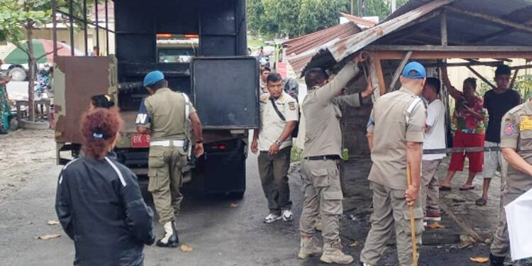 Satpol PP Pematang Siantar Bongkar Dua Kios Ilegal di Sigulang-gulang Satpol PP Pematang Siantar membongkar dua kios ilegal di Jalan Rakutta Sembiring, dipimpin Kepala Satpol, Pariaman Silaen, untuk menegakkan peraturan kota.
