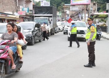 Operasi Lilin Toba-2023 Berjalan Lancar, Polres Simalungun Jaga Kamseltibcarlantas di Pantai Bebas Parapat   