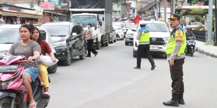 Operasi Lilin Toba-2023 Berjalan Lancar, Polres Simalungun Jaga Kamseltibcarlantas di Pantai Bebas Parapat   
