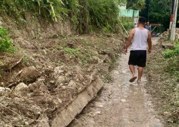 Hujan Deras Rubuhkan Tembok Penahan, Akses Jalan Masyarakat di Manik Maraja Tertutup