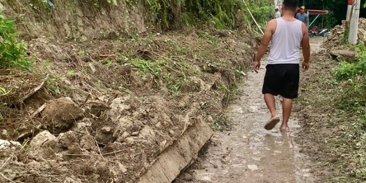 Hujan Deras Rubuhkan Tembok Penahan, Akses Jalan Masyarakat di Manik Maraja Tertutup