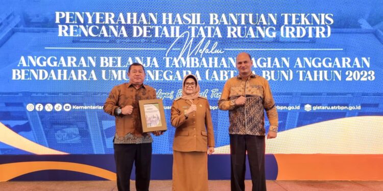 dr Susanti Dewayani Terima Bantuan Teknis RDTR dari Menteri ATR/BPN dr Susanti Dewayani Terima Bantuan Teknis RDTR dari Menteri ATR/BPN