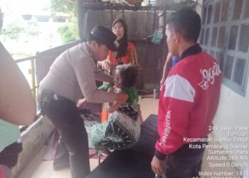 Bhabinkamtibmas Tomuan Bantu Warga Sakit dan Terlantar