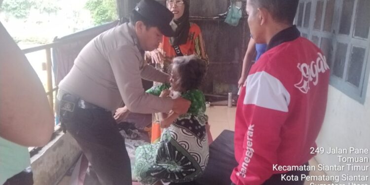 Bhabinkamtibmas Tomuan Bantu Warga Sakit dan Terlantar