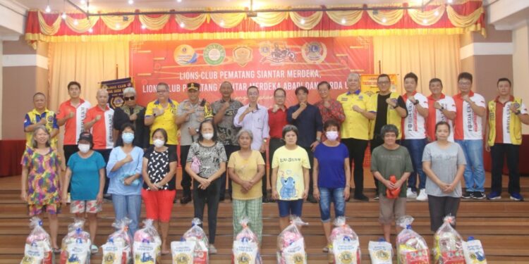 Forda UKM Siantar Simalungun bersama Lions Club dan Komunitas Tionghoa Siantar Bagikan Bansos Imlek