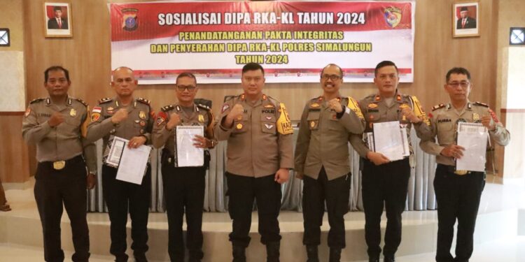 Kapolres Simalungun Pimpin Sosialisasi Anggaran dan Penandatanganan Pakta Integritas untuk Transparansi Keuangan Kapolres Simalungun Pimpin Sosialisasi Anggaran dan Penandatanganan Pakta Integritas untuk Transparansi Keuangan