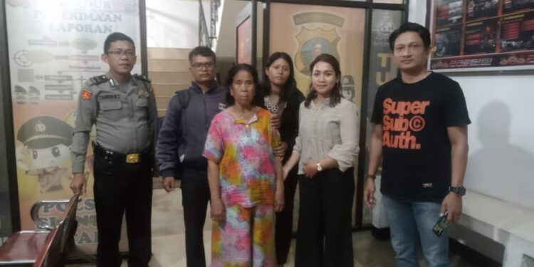 Polsek Siantar Utara Pertemukan Lansia warga Samosir yang Kesasar dengan Keluarganya