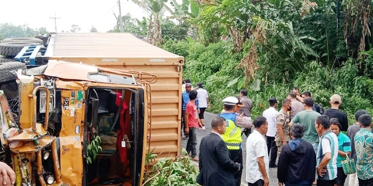 Truk Rem Blong Hantam Belasan Mobil di Lokasi Pesta di Simalungun, 6 Tewas Kecelakaan beruntun melibatkan truk rem blong dan berbagai jenis kendaraan terjadi di Simalungun, enam korban meninggal dunia, lainnya luka.