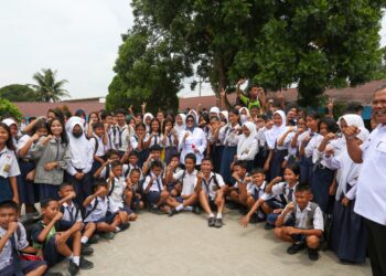 Wali Kota bersama Plt Kepala Dinas Pendidikan Junaedi Antonius Sitanggang Kunjungi Dua Sekolah