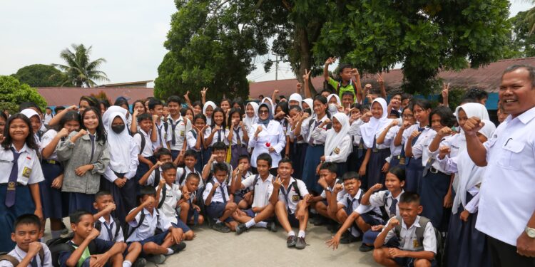 Wali Kota bersama Plt Kepala Dinas Pendidikan Junaedi Antonius Sitanggang Kunjungi Dua Sekolah