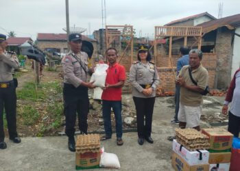 Kapolsek Siantar Marihat Berikan Bansos Kepada Warga Rumahnya Terbakar