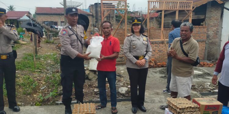 Kapolsek Siantar Marihat Berikan Bansos Kepada Warga Rumahnya Terbakar