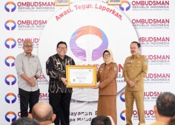 dr Susanti Dewayani SpA Terima Piagam dan Hasil Penilaian Penyelenggaraan Pelayanan Publik Tahun 2023 di Kantor Ombudsman RI Perwakilan Sumut