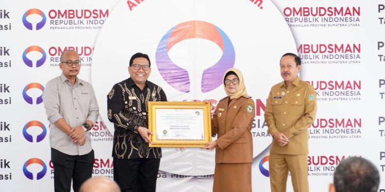dr Susanti Dewayani SpA Terima Piagam dan Hasil Penilaian Penyelenggaraan Pelayanan Publik Tahun 2023 di Kantor Ombudsman RI Perwakilan Sumut