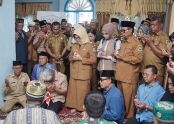 Wali Kota Pematangsiantar bersama Ketua Dekranasda Pematangsiantar Melayat ke Rumah Duka tokoh Pramuka M Akhiri Trisko