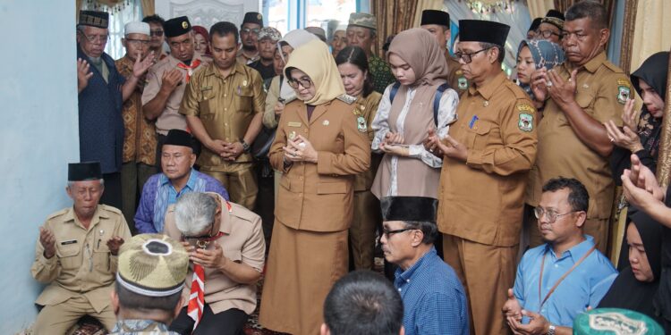Wali Kota Pematangsiantar bersama Ketua Dekranasda Pematangsiantar Melayat ke Rumah Duka tokoh Pramuka M Akhiri Trisko