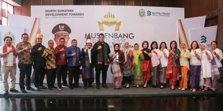 Wali Kota Pematangsiantar Terima Penghargaan Terbaik 1 Pembangunan Daerah