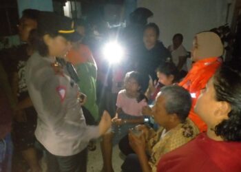 Polsek Siantar Marihat Olah TKP Dua Rumah Terbakar di Jalan Mangga