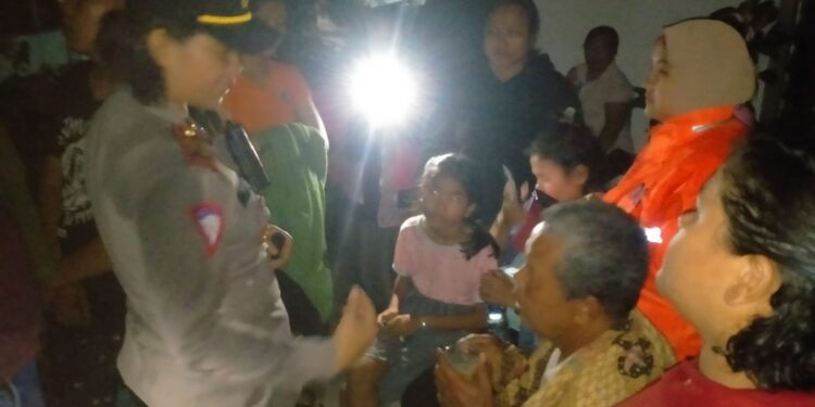 Polsek Siantar Marihat Olah TKP Dua Rumah Terbakar di Jalan Mangga