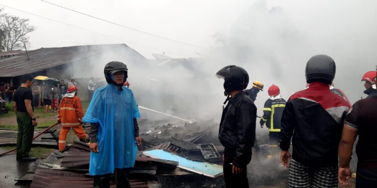 Polsek Siantar Utara Olah TKP Kebakaran Rumah di Jalan Tualang Polsek Siantar Utara Olah TKP Kebakaran Rumah di Jalan Tualang