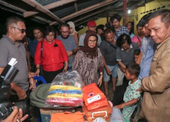 Wali Kota Pematangsiantar dr Susanti Dewayani SpA melihat kondisi warganya Korban Kebakaran di Jalan Tualang
