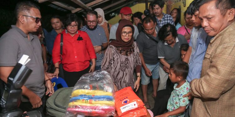 Wali Kota Pematangsiantar dr Susanti Dewayani SpA melihat kondisi warganya Korban Kebakaran di Jalan Tualang