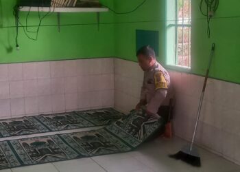 Sambut Bulan Suci Ramadhan, Polsek Siantar Marihat Bersih-bersih Bersama Warga di Mesjid Al Hidayah