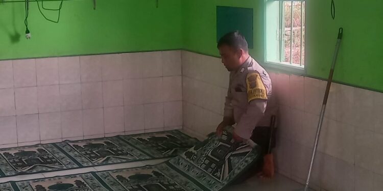 Sambut Bulan Suci Ramadhan, Polsek Siantar Marihat Bersih-bersih Bersama Warga di Mesjid Al Hidayah