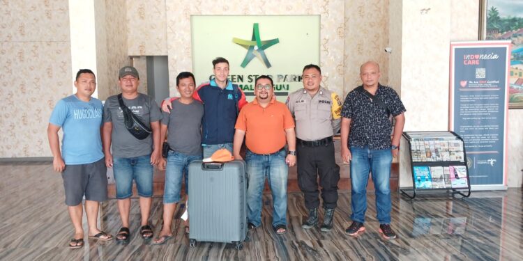 Jembatan Komunikasi Lintas Negara, Kepiawaian Bahasa Arab Personel Polsek Perdagangan Percepat Pendampingan Warga Aljazair ke Bandara Kuala Namu