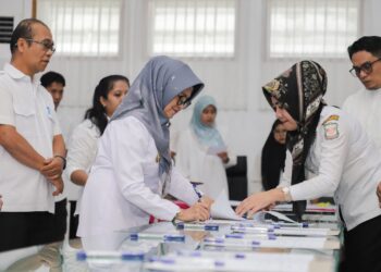 Wali Kota Pematangsiantar Serahkan Daftar Himpunan Ketetapan Pajak dan Surat Pemberitahuan Pajak Terutang PBB Tahun 2024 kepada Para Camat