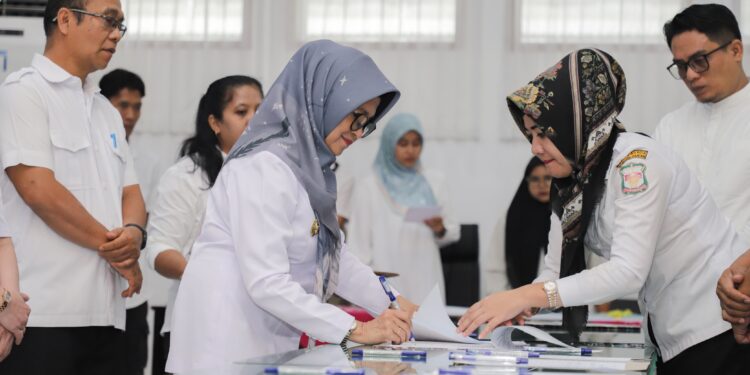 Wali Kota Pematangsiantar Serahkan Daftar Himpunan Ketetapan Pajak dan Surat Pemberitahuan Pajak Terutang PBB Tahun 2024 kepada Para Camat