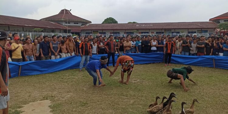 Ngabuburit, WBP Lapas Siantar Lomba Tangkap Bebek