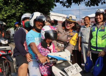 Polres Pematang Siantar Bagikan Takjil Kepada Masyarakat Tertib Berlalulintas pada Ops Keselamatan Toba 2024