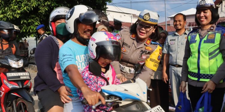Polres Pematang Siantar Bagikan Takjil Kepada Masyarakat Tertib Berlalulintas pada Ops Keselamatan Toba 2024