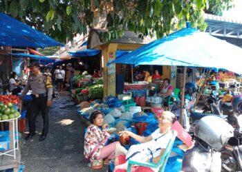 Bhabinkamtibmas Polsek Siantar Barat Aktif Melakukan Patroli Dialogis Pasar Horas