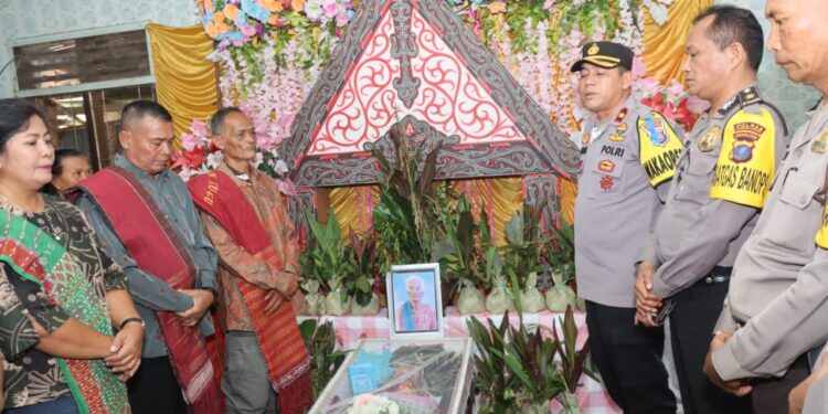 Polres Pematangsiantar Melayat ke Rumah Duka Orangtua Kasubbag Bin Ops Bag Ops AKP Hariono Manurung