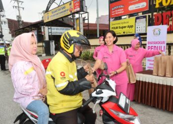 Bhayangkari Cabang Pematangsantar Bagi-Bagi Takjil Gratis ke Pengendara