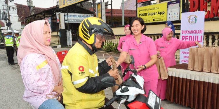 Bhayangkari Cabang Pematangsantar Bagi-Bagi Takjil Gratis ke Pengendara