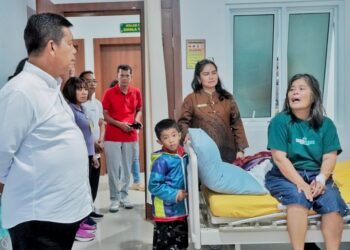 Bupati Simalungun Temui Pasien saat Kunjungan di  RSUD Tuan Rondahaim