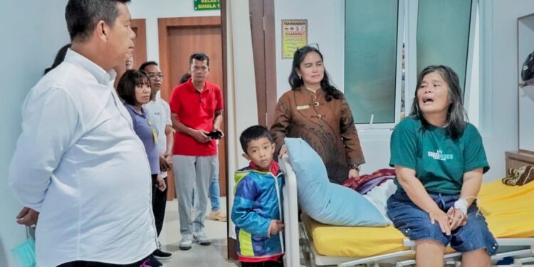 Bupati Simalungun Temui Pasien saat Kunjungan di  RSUD Tuan Rondahaim