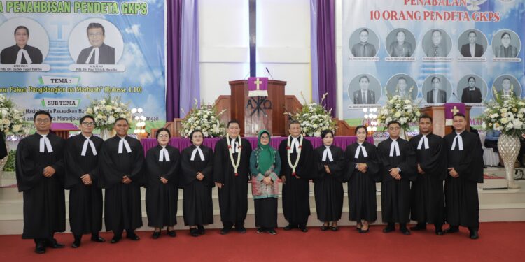 Wali Kota Pematangsiantar Hadiri Penahbisan 10 Pendeta GKPS