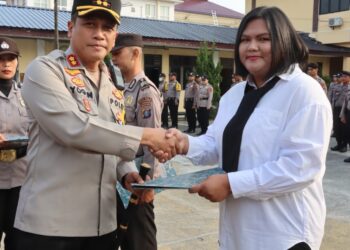 16 Personil Polres Pematangsiantar Berprestasi Terima Reward dari Kapolres