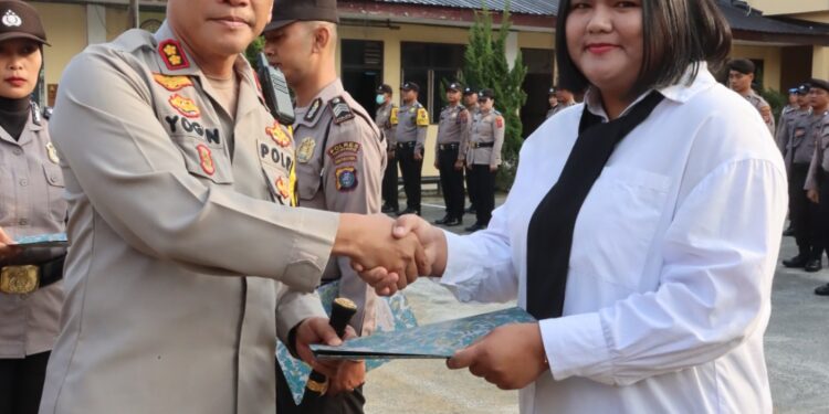 16 Personil Polres Pematangsiantar Berprestasi Terima Reward dari Kapolres
