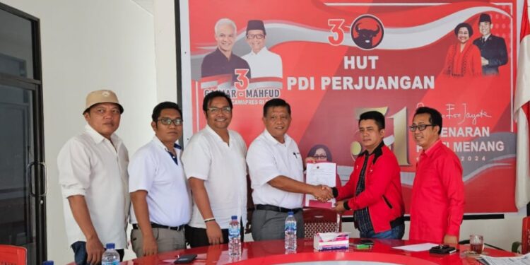 Jalin Komunikasi Ke Parpol, Radiapoh Hasiholan Sinaga Ambil Formulir Pendaftaran Bacalon Bupati Kabupaten Simalungun di PDIP