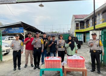Jelang Buka Puasa, Kapolsek Siantar Marihat Berbagi Takzil Gratis Kepada Masyarakat