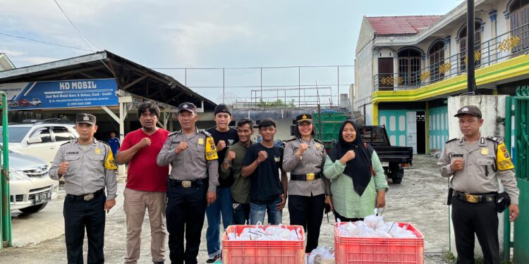 Jelang Buka Puasa, Kapolsek Siantar Marihat Berbagi Takzil Gratis Kepada Masyarakat